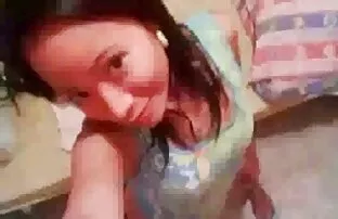 XXX التمسيد نفسه مقاطع سكسي كردي مستلقيا على وسادة