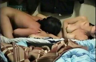 XXX اثنين مقطع سكسي ساخن من كبار السن امرأة يهدئ رجل في غرفة حمراء