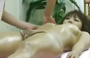 XXX الآسيوية لطيف يعطي اللسان لقطات فيديو سكسي إلى رجل ناضج